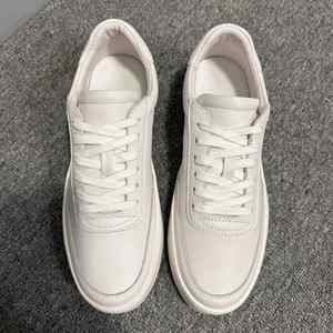 Zapatillas de cuero blancas minimalistas para hombre, zapatos hechos a mano con cordones y parte inferior baja, calzado cómodo y versátil, zapatos para caminar y hacer ejercicio - Product Image 2