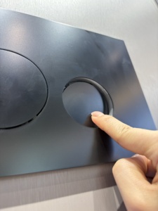 SS-004 Panneau de chasse d'eau mural en acier inoxydable 304 noir mat, design moderne, double chasse, écologique, actionneur à commande manuelle - Product Image 3