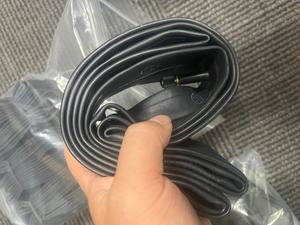 Chambre à air de vélo durable 22x3.00-3.50 avec valve Schrader, valve SV 40mm, équipement de cyclisme robuste pour VTT et vélos Fat Bike - Product Image 6