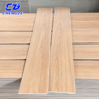 2026 Neuer Eichen-Wasserfester Manzi V-Groove Feuchtigkeitsbeständiger Verbund-Piso Engineered Wood SPC Holz-Industrielaminatboden