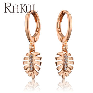 RAKOL EP5216 Pendientes de diseñador de moda para mujer en forma de hoja chapada en oro - Product Image 5