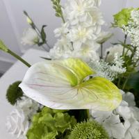 LUYI Handgefertigtes Hochzeits-Blumenarrangement Künstlicher Calla-Lilien-Strauß Weiß-Grüne Rose Hortensie 50cm Blumenball Tischdekoration