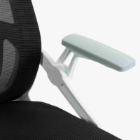 Chaise de bureau moderne réglable pivotante à 360° avec accoudoirs relevables, dossier en maille respirante, cadre blanc pour cadre dirigeant, achat en gros
