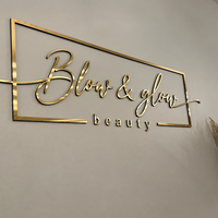 Finition miroir dorée de luxe, design en lettres 3D en relief, logo et taille personnalisés disponibles, décoration intérieure haut de gamme, améliore la valeur de la marque