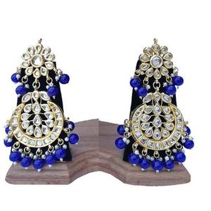 Boucles d'oreilles pendantes classiques et tendance avec un travail de perles élégant et une base en alliage robuste pour les tenues de mariée et les événements festifs - Product Image 1