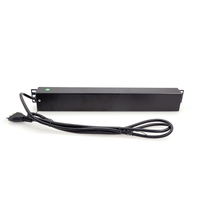 Bloc de distribution d'alimentation (PDU) 1,5U 7 prises italiennes pour montage en rack avec protection contre les surtensions