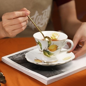 Juego <span class=keywords><strong>de</strong></span> Taza y Platillo <span class=keywords><strong>de</strong></span> <span class=keywords><strong>Porcelana</strong></span> con Relieve Antiguo Europeo, Diseño <span class=keywords><strong>de</strong></span> Limón y Mariposas, Estilo Pastoral Inglés para el Té <span class=keywords><strong>de</strong></span> la Tarde, Apto para Alimentos - Product Image 3