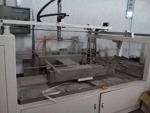 Machine à cinq axes personnalisée pour la pulvérisation de produits ronds carrés en verre plat pour boîtier d'ordinateur - Product Image 2