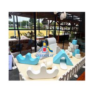 Terrain de jeu bleu et blanc pour fête d'<span class=keywords><strong>anniversaire</strong></span> en gros, <span class=keywords><strong>voiture</strong></span> à balles intérieure et extérieure, équipement de jeu souple pour <span class=keywords><strong>location</strong></span> de fête - Product Image 1