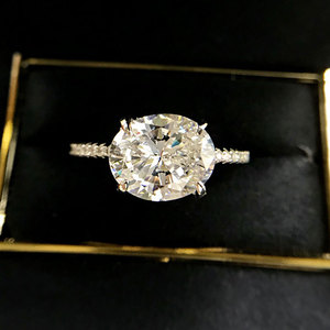 Anello di fidanzamento ovale scintillante per donna, elegante gioiello da dito alla moda - Product Image 1