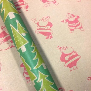 Papel de Regalo Personalizado de Doble Cara, Reciclable, Ecológico, con Diseño Navideño, en Rollo de Papel Kraft, con Patrones Verdes y Rojos - Product Image 3