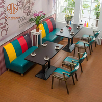 Ensemble de meubles modernes pour café-restaurant, tables carrées, canapé à rayures multicolores, fauteuil en bois, écologique