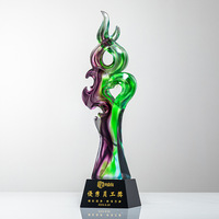 Trophée en cristal de verre coloré personnalisé pour la récompense des excellences individuelles et la reconnaissance des employés.
