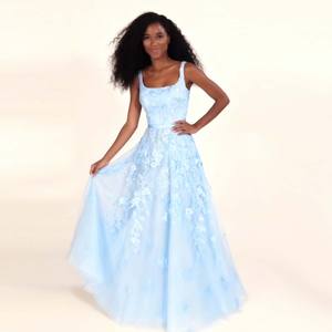Sofisticato abito da sera blu da donna, con un delicato pizzo Tulle italiano per uno splendido abito da sera - Product Image 1