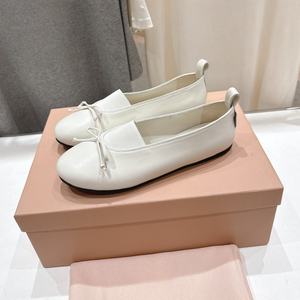 Chaussures pour femmes de haute qualité, personnalisées, en cuir vintage, plates, à bout peu profond, style Mary Jane, avec motif personnalisable - Product Image 2