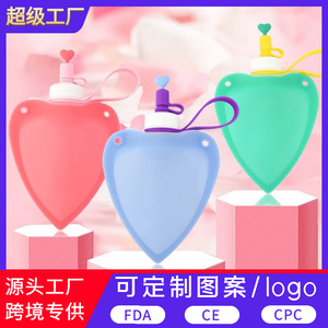 Botella de agua plegable de silicona con forma de corazón, portátil para niños, color verde - Product Image 4
