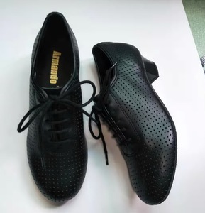 รองเท้าเต้นรำบอลรูมและลาตินสำหรับผู้หญิง หนังแท้ คุณภาพสูงระดับมืออาชีพ สีไอวอรี่และสีดำ หัวปิด ดีไซน์ทันสมัย - Product Image 6