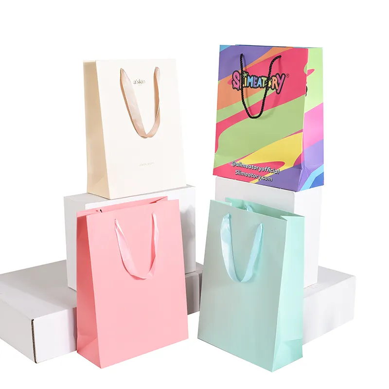 Venta al por mayor de lujo zapatos negros ropa embalaje bolsas de papel impreso logotipo personalizado ropa compras regalo joyería bolsa de papel