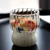 Vente en gros Tasse en verre nervuré unique Origami Ensemble de verres à boire ondulés pour mariages Cocktails Tasse en verre Tasse à café