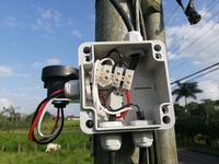 Interruptor de Luz Solar con Sensor Fotoeléctrico para Exteriores, Cuerpo de Policarbonato Impermeable con Bloqueo Giratorio y Soporte, Garantía de 3 Años