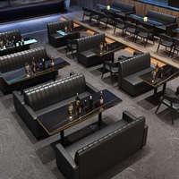 Komplette Retro-Einrichtung für Cafeteria, Restaurant und Bar: Polstermöbel, Esszimmerstühle, Ledersofa, Sitzbänke und Schwarze Tische