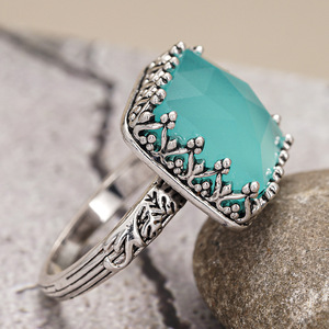 Anello vintage in stile giada con corona per donna, elegante gioiello da dito da principessa - Product Image 5