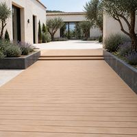 Tarima de Exterior de WPC Resistente al Agua, de Bajo Mantenimiento, con Aspecto de Madera Cepillada, para Proyectos Residenciales
