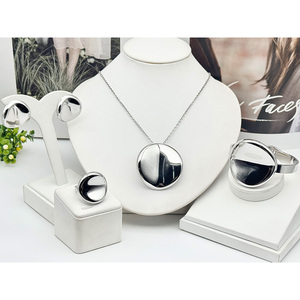 Conjunto de Joyería de Diseño en Acero Inoxidable para Mujer, Proveedor de Joyería, Traje de Joyería 4 en <span class=keywords><strong>1</strong></span>: Collar, Pulsera, Brazaletes, Aretes y Anillos - Product Image 4