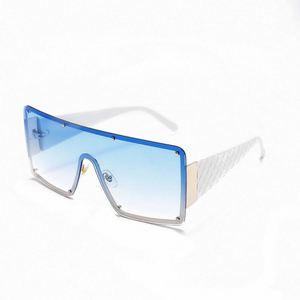 Lunettes de soleil carrées surdimensionnées à verres uniques UV400, personnalisables avec logo, tendance et très vendues pour femmes - Product Image 3