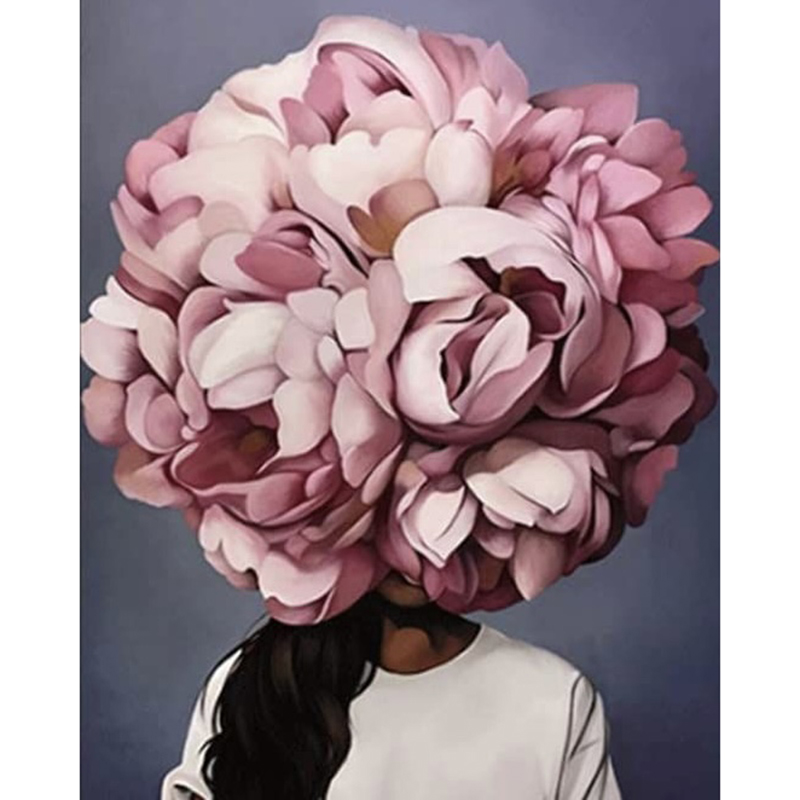 Fille avec tête de fleur rose