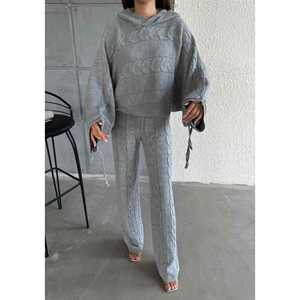 Ensemble pull en maille gris à capuche pour femme, coupe ample, tricot torsadé, tenue confortable - Product Image 1
