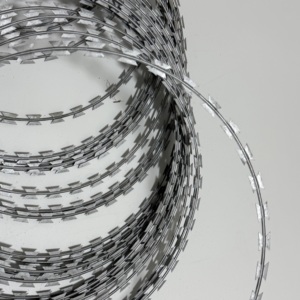 ลวดหนามเหล็กชุบสังกะสีแบบขด สำหรับ<span class=keywords><strong>รั้ว</strong></span>กันปีนป่าย ใช้กับสวน <span class=keywords><strong>บ้าน</strong></span> ฟาร์ม และรั้วรอบโรงงานเพื่อความปลอดภัย - Product Image 1