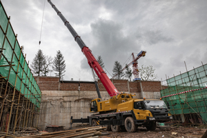 Grue tout-terrain de 110 tonnes Sac1100s avec une hauteur de levage de 63 m et une haute efficacité - Product Image 3