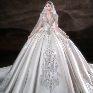 Robe de mariée de bal LSHT115 moderne, brillante, en satin, col en V, avec dentelle florale brodée, appliques de cristaux et manches longues, traîne chapelle - Product Image 4