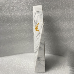 Honor Trofeo de mármol de cristal blanco de cuarzo al por mayor con logotipo de impresión UV elegante con patrón de modelo y tallado para recuerdo - Product Image 5