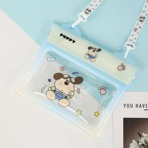 กระเป๋าโทรศัพท์กันน้ำลายการ์ตูนน่ารัก 15 นิ้ว กระเป๋าสะพายไหล่แบบใสพร้อมช่องซิปสำหรับว่ายน้ำตกปลากลางแจ้ง - Product Image 1