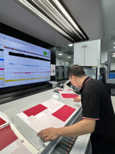 <span class=keywords><strong>Caja</strong></span> <span class=keywords><strong>de</strong></span> Regalo Rígida Negra <span class=keywords><strong>de</strong></span> Lujo Personalizada con Esponja <span class=keywords><strong>para</strong></span> 2 Frascos <span class=keywords><strong>de</strong></span> Miel, Juego <span class=keywords><strong>de</strong></span> Regalo <span class=keywords><strong>de</strong></span> Miel <span class=keywords><strong>de</strong></span> Abeja Premium con Cierre Magnético <span class=keywords><strong>y</strong></span> Laminado Mate - Product Image 6