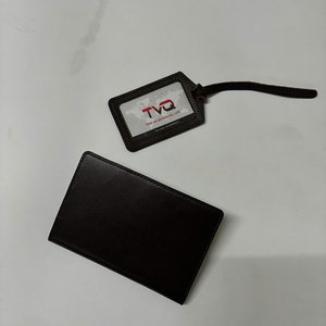 Portefeuille de voyage en cuir personnalisé avec porte-passeport, organiseur pour cartes d'embarquement, argent liquide et stylo - Product Image 2