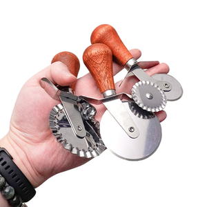 ชุดเครื่องตัดพิซซ่าครบชุดพร้อมด้ามจับไม้และล้อสแตนเลสสำหรับตัดพิซซ่า ขนมอบ เค้ก ขนมปัง - Product Image 2