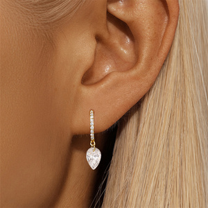 Pendientes de Aro Rectangulares de Oro de 18K con Zirconia Cúbica en Forma de Gota de Agua y Corazón Súper Brillantes - Product Image 6