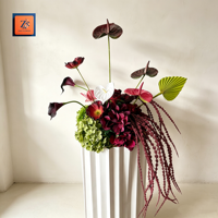 Composition florale de luxe artificielle en Anthurium et Hortensia, sur colonne romaine blanche, en soie, pour décoration extérieure de mariages et restaurants