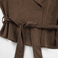Manteau trench court chic en faux daim marron style vintage avec revers crantés et ceinture pour femme – Collection Automne Hiver