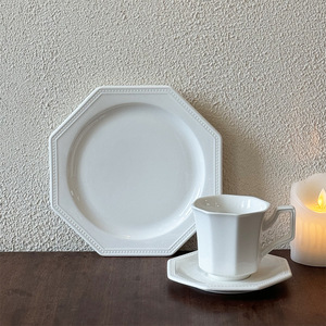 Assiettes à dîner en porcelaine <span class=keywords><strong>blanche</strong></span> de forme <span class=keywords><strong>octogonale</strong></span> gaufrée irrégulière de luxe ensembles de vaisselle en céramique européenne avec tasses à café - Product Image 3