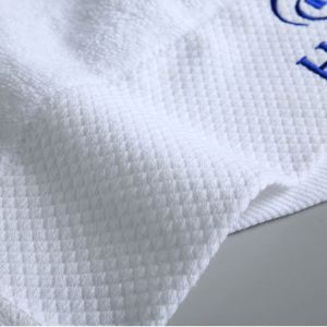 Serviette de bain d'hôtel blanche absorbante de haute qualité personnalisée avec logo de marque, 100% coton - Product Image 3