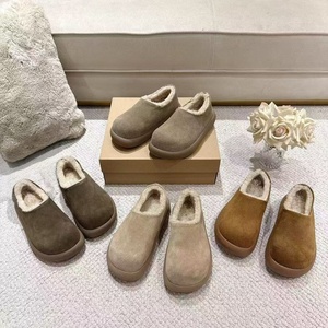 Un créateur de luxe fabrique des bottes d'hiver pour femmes sur mesure, originales et de marque, confortables et chaudes pour les conditions hivernales. - Product Image 2