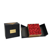 Boîte cadeau unique en carton rigide carré avec couvercle à rabat double porte, fleur de savon rose, gaufrage, fermeture magnétique pour rouge à lèvres