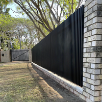 Clôture en aluminium avec une construction solide et une longue durée de vie, solution de protection extérieure personnalisable