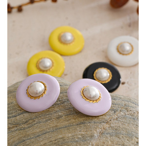 Boucles d'oreilles JINYOU 7183 en acier inoxydable plaqué or PVD imperméable, hypoallergéniques, avec perles en émail - Product Image 3