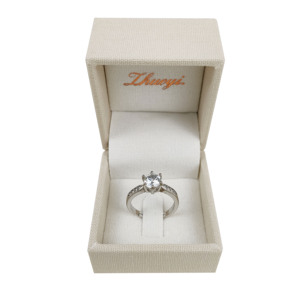 Boîte à bagues en lin de conception classique avec emballage de bijoux en velours beige - Product Image 3