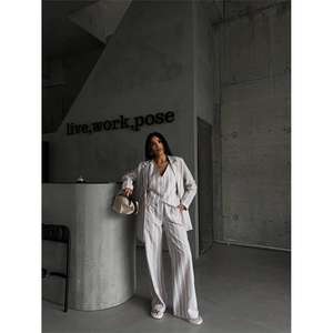 Ensemble de costume pour femme en lin rayé beige, tissu tissé respirant, pantalon large, veste assortie à col en V, tenue décontractée - Product Image 2